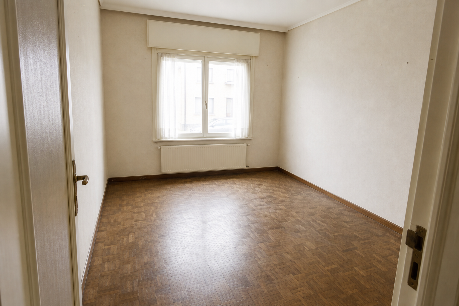 Vide maison mitoyenne à Sint-Pieters-Leeuw : avant, en cours et après — après débarras