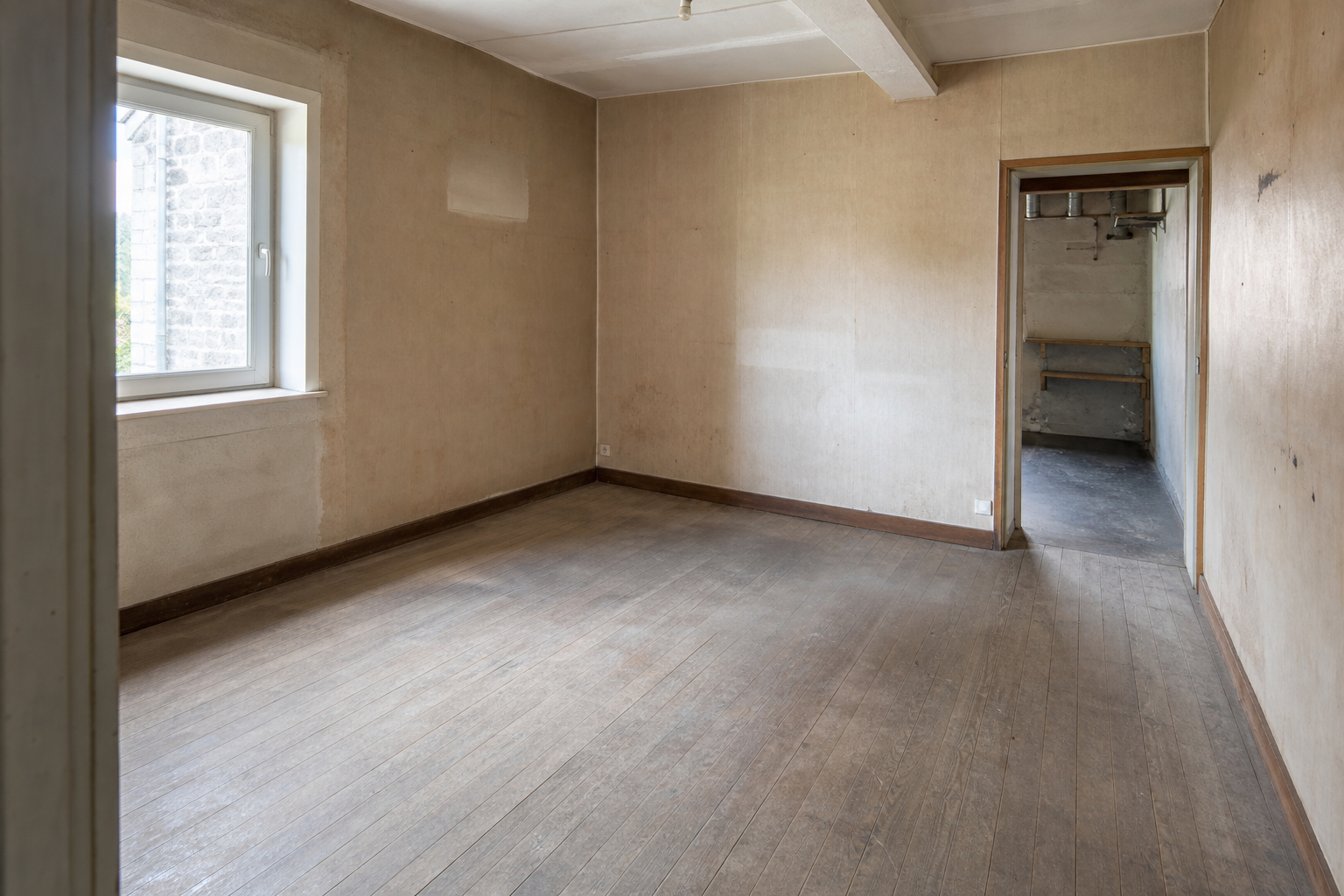 Vide maison villageoise avec atelier de tailleur de pierre à Sprimont : avant, en cours et après — après débarras