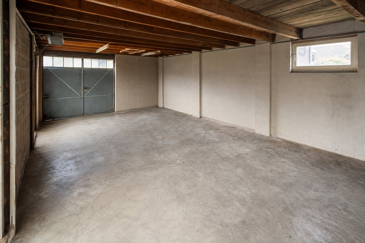 Vide garage-atelier à Steenokkerzeel : avant, en cours et après — après débarras