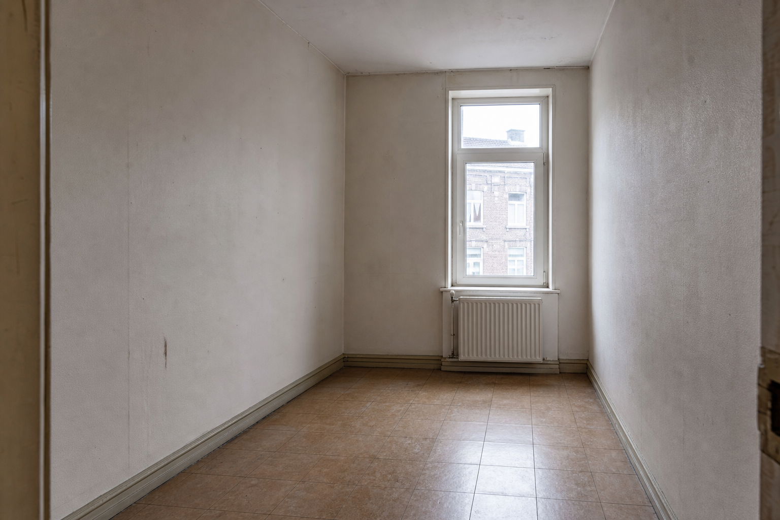 Vide maison mitoyenne de la ville haute à Thuin : avant, en cours et après — après débarras