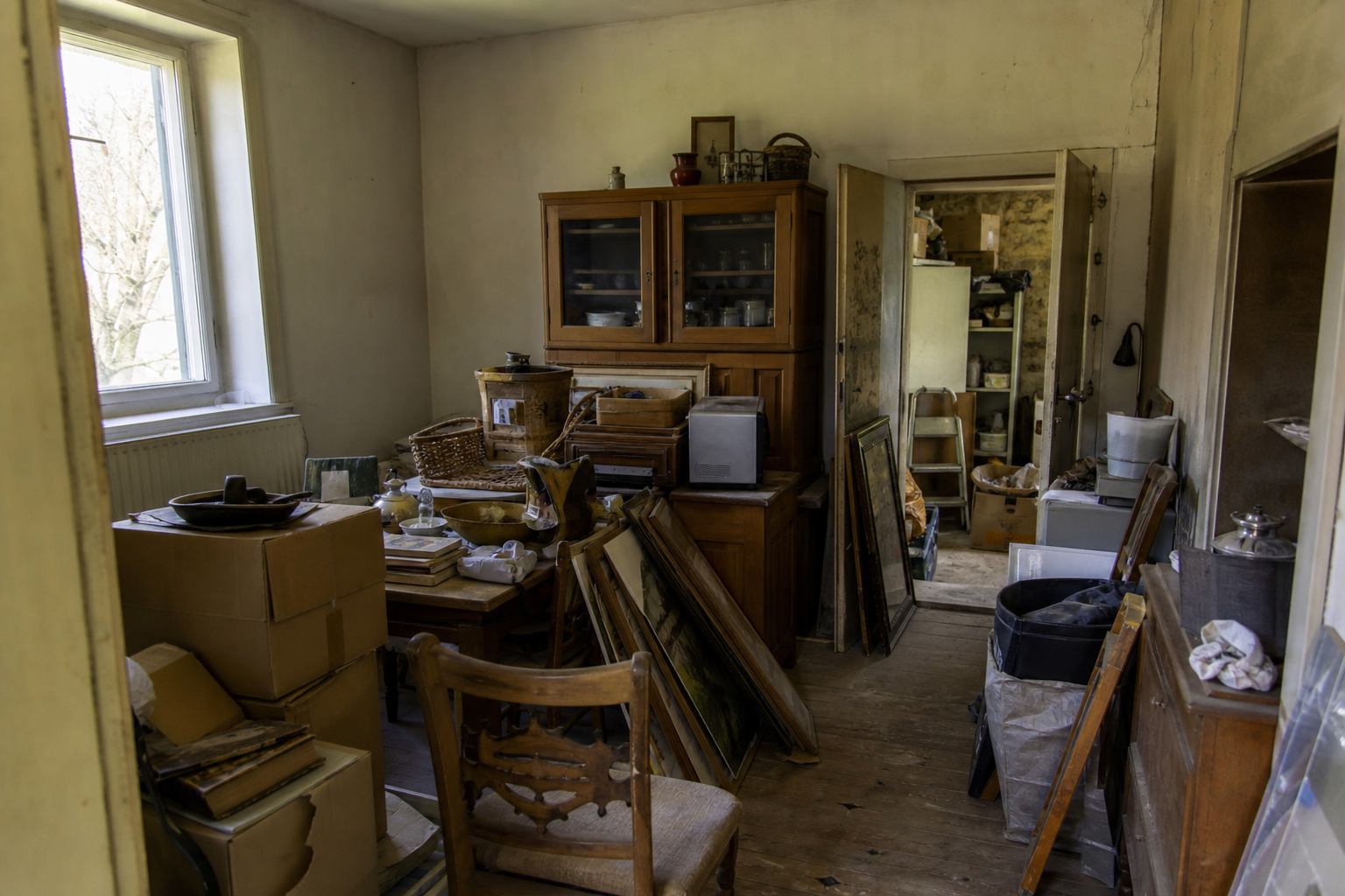 Vide maison de la Semois avec annexes à Tintigny : avant, en cours et après — avant débarras