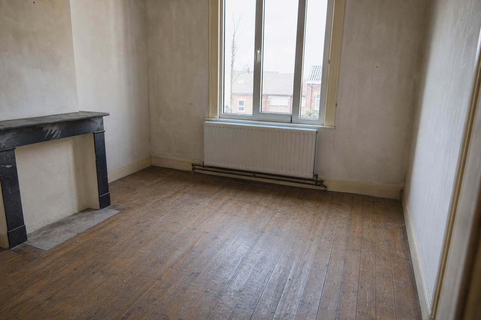 Vide maison ouvrière en briques à Tubize : avant, en cours et après — après débarras