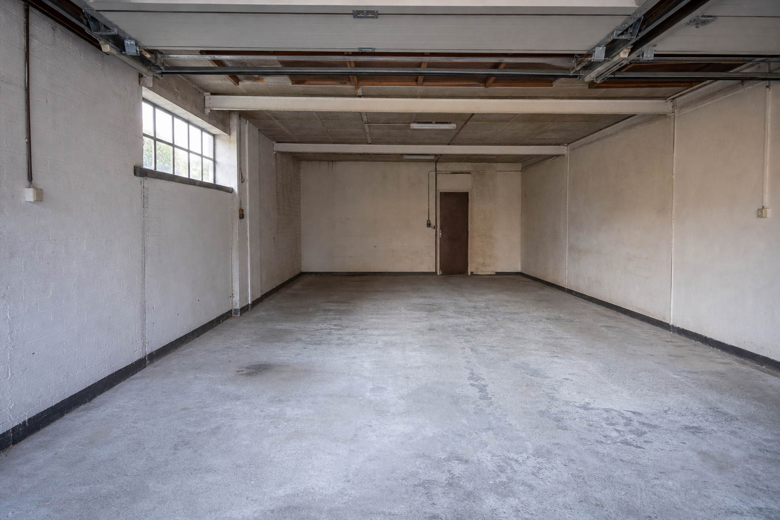Vide garage-atelier à Wachtebeke : avant, en cours et après — après débarras