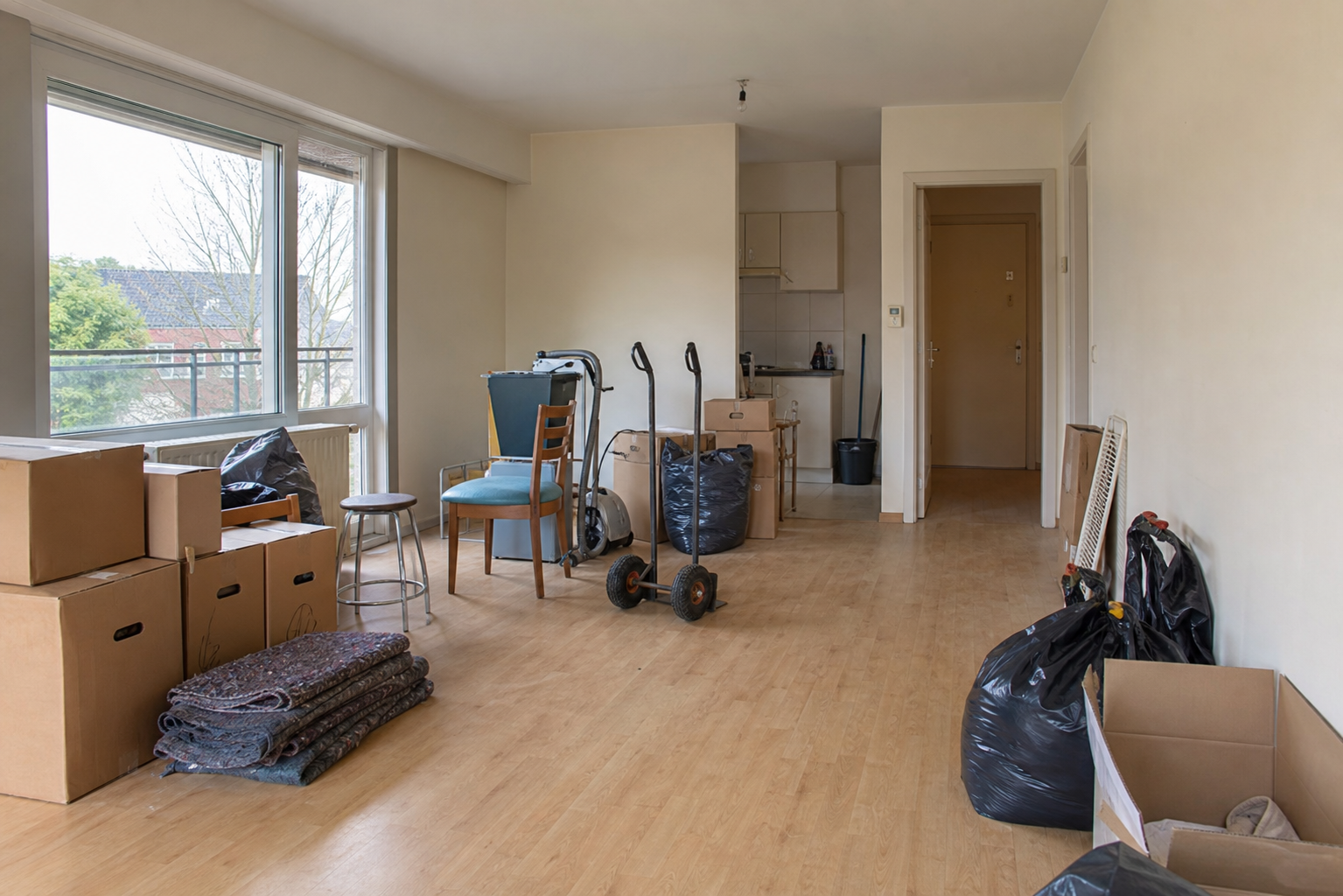 Vide appartement après départ à Waregem : avant, en cours et après — intervention en cours