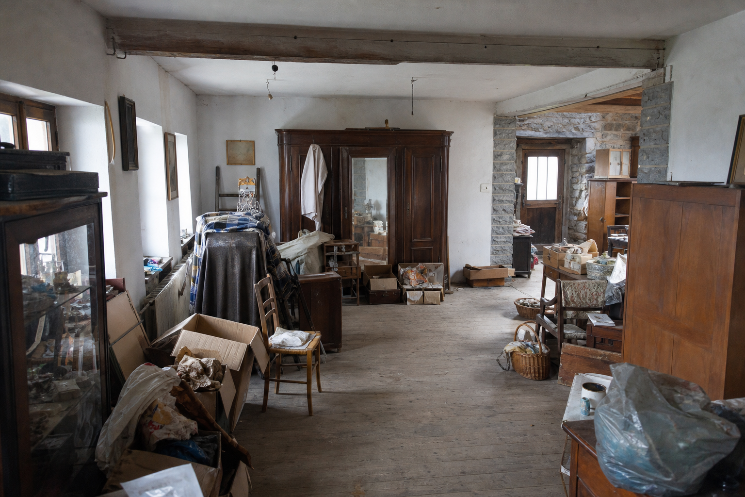 Vide maison villageoise avec grange à Wellin : avant, en cours et après — avant débarras