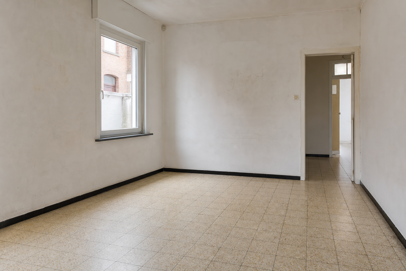 Vide maison ouvrière mitoyenne à Wervik : avant, en cours et après — après débarras