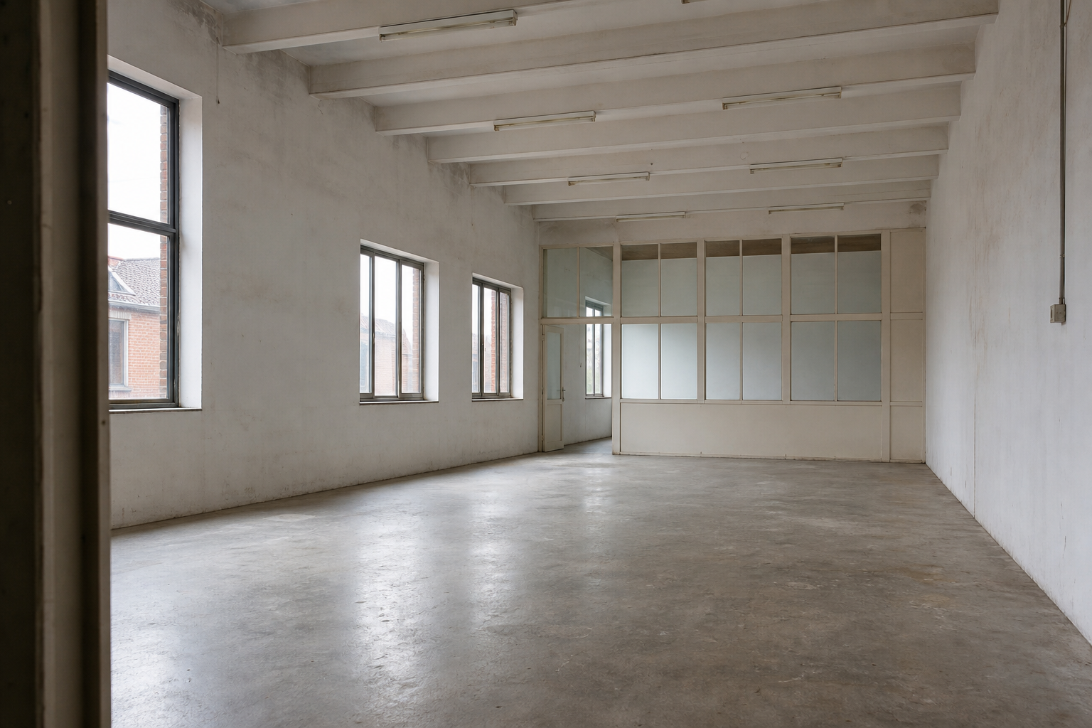 Vide atelier textile et bureaux à Wevelgem : avant, en cours et après — après débarras