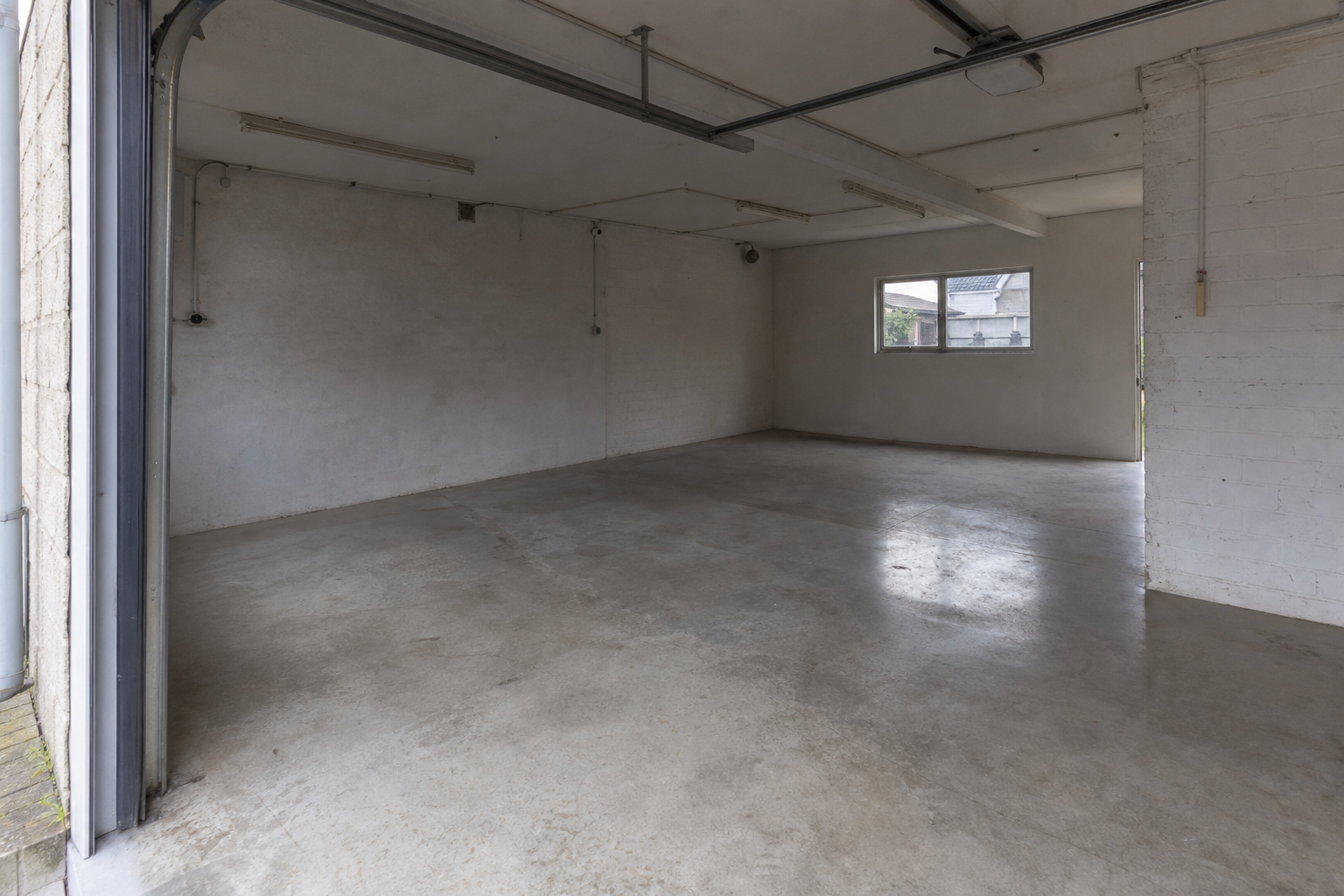 Vide garage-atelier à Wielsbeke : avant, en cours et après — après débarras