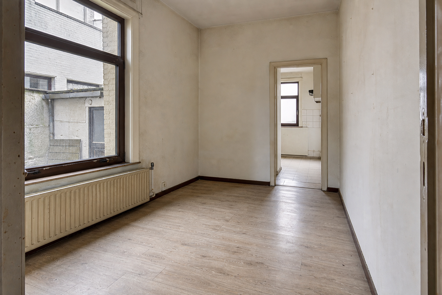 Vide maison ouvrière reconvertie à Willebroek : avant, en cours et après — après débarras