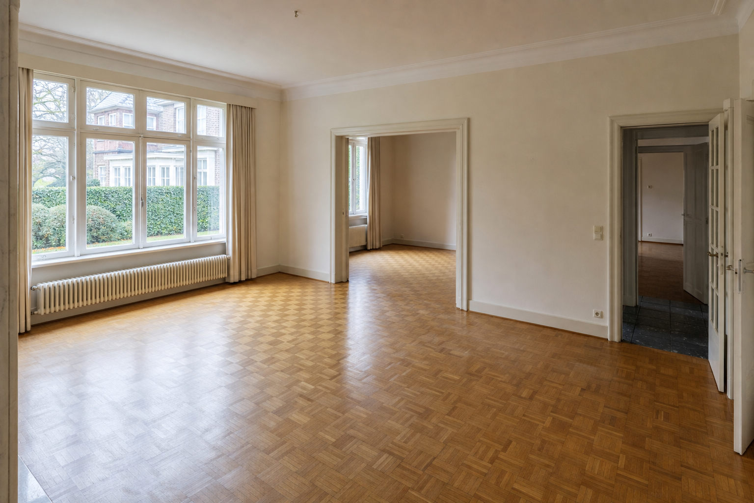 Vide villa avec dépendances à Woluwe-Saint-Pierre : avant, en cours et après — après débarras
