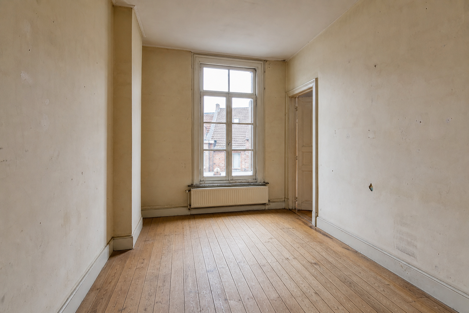 Vide maison de ville ancienne à Léau : avant, en cours et après — après débarras